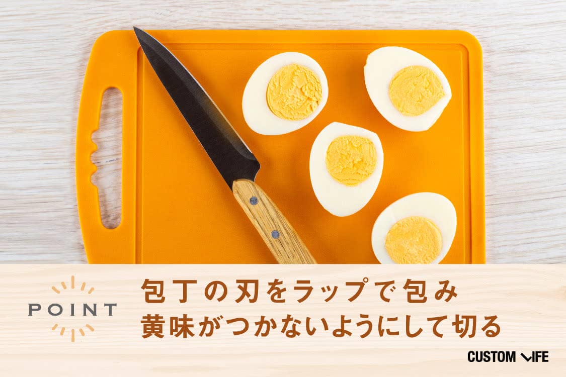 ゆで卵を包丁で切っている様子