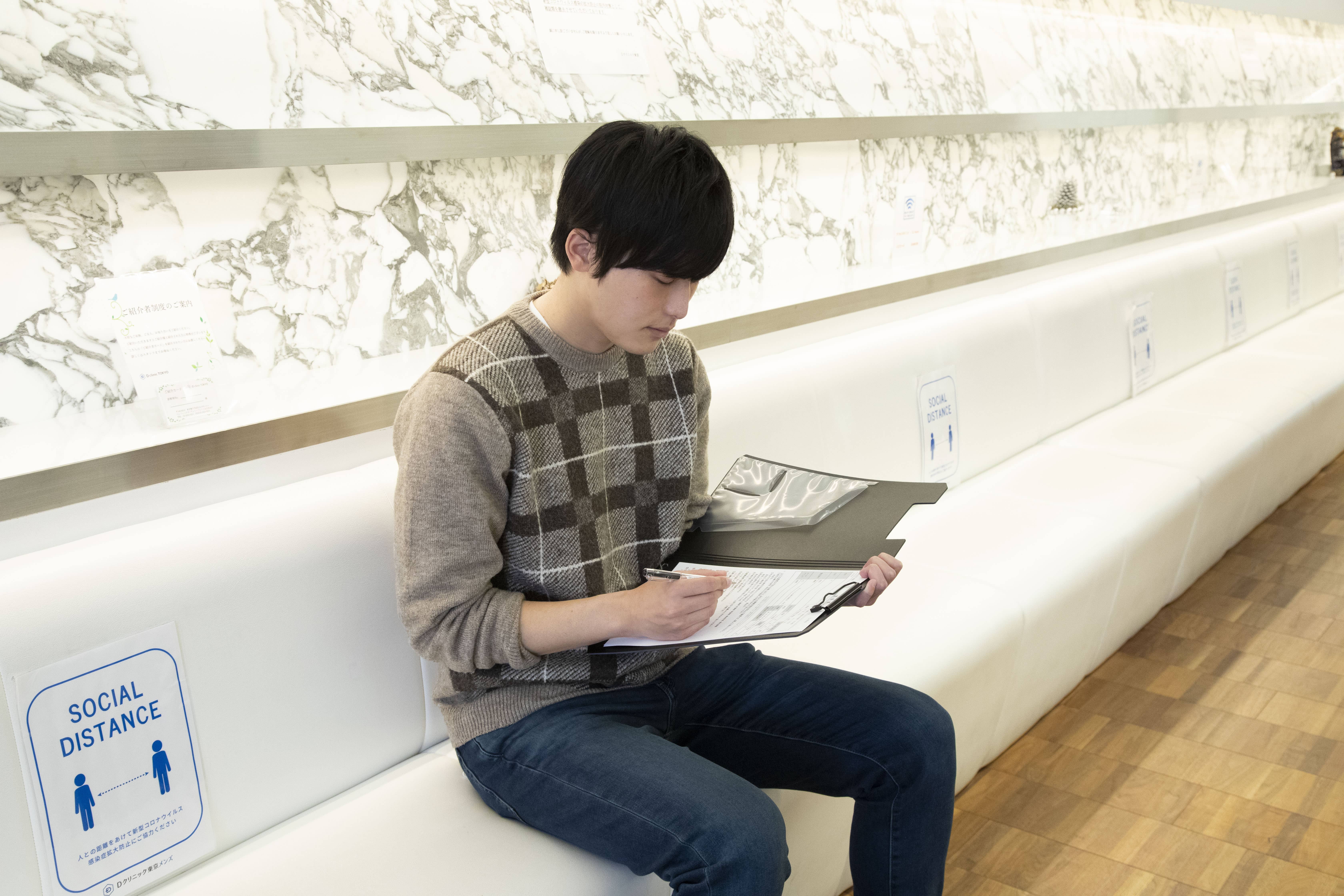 問診表に記入している様子