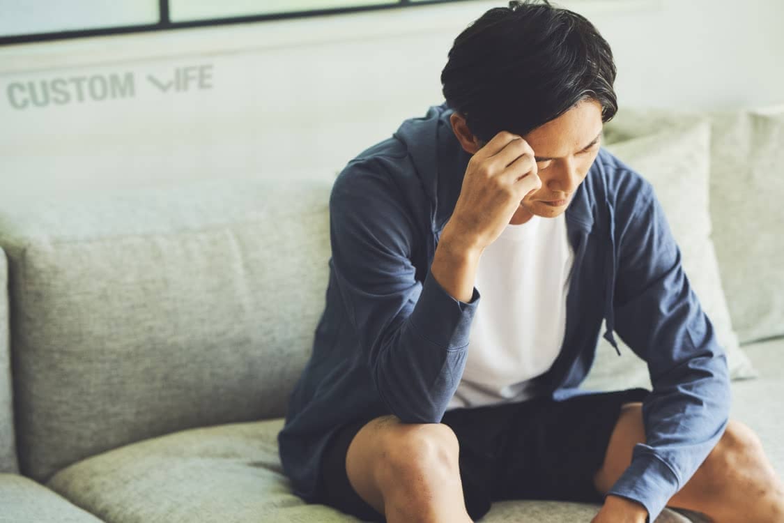 考え事をしている男性