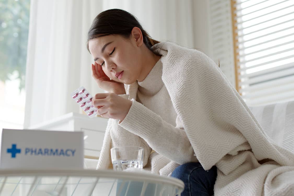薬を前に悩んでいる写真