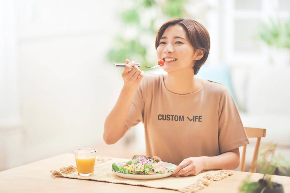 シミ対策のためにバランスの良い食事を摂っている女性のイメージ画像