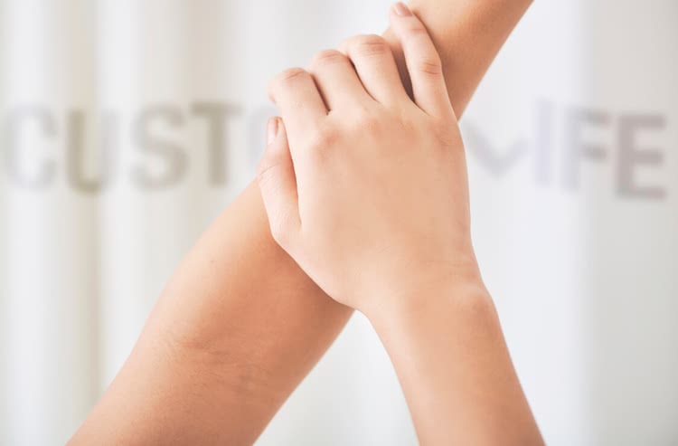 腕のシミを消す方法 皮膚科のシミ治療 自分でできる効果的なケア Customlife カスタムライフ